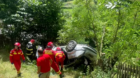 Accident grav în Alba. Doi oameni au MURIT după ce autoturismul în care se aflau a ajuns într-o râpă