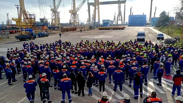 De anul trecut, angajaţii Şantierului Damen din Mangalia trăiesc din promisiuni. Marţi ies din nou în stradă