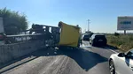 Un TIR s-a răsturnat pe DN 1. Traficul este blocat pe sensul de mers către Brașov