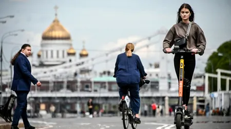 RUSIA vrea să interzică trotinetele electrice. Utilizatorii vor fi AMENDAȚI dacă merg sub influența alcoolului
