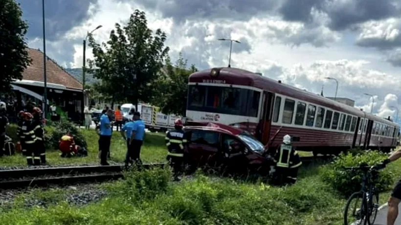 ACCIDENT. Trei persoane au murit după ce un tren a lovit o mașină la o trecere peste calea ferată