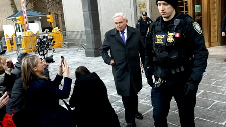 Un Mercedes, bani și LINGOURI de aur ascunse în haine și pantofi: MITA primită de un influent SENATOR american, condamnat la 11 ani de închisoare