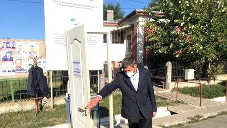 În urma unui conflict dintre primarul comunei Rediu și adjunctul său, viceprimarul a decis să își mute biroul în aer liber