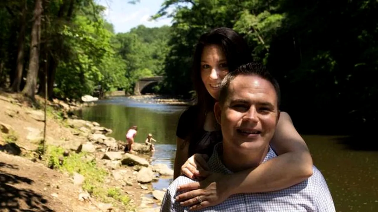 Doi viitori miri își fac pozele de logodnă lângă un râu. Ce se întâmplă în spatele lor