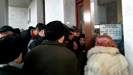 Îmbulzeală la biletele pentru revelionul pensionarilor: Am plecat de acasă de la 4 dimineața / Sunt dornic de dans, trebuie să dansez 
