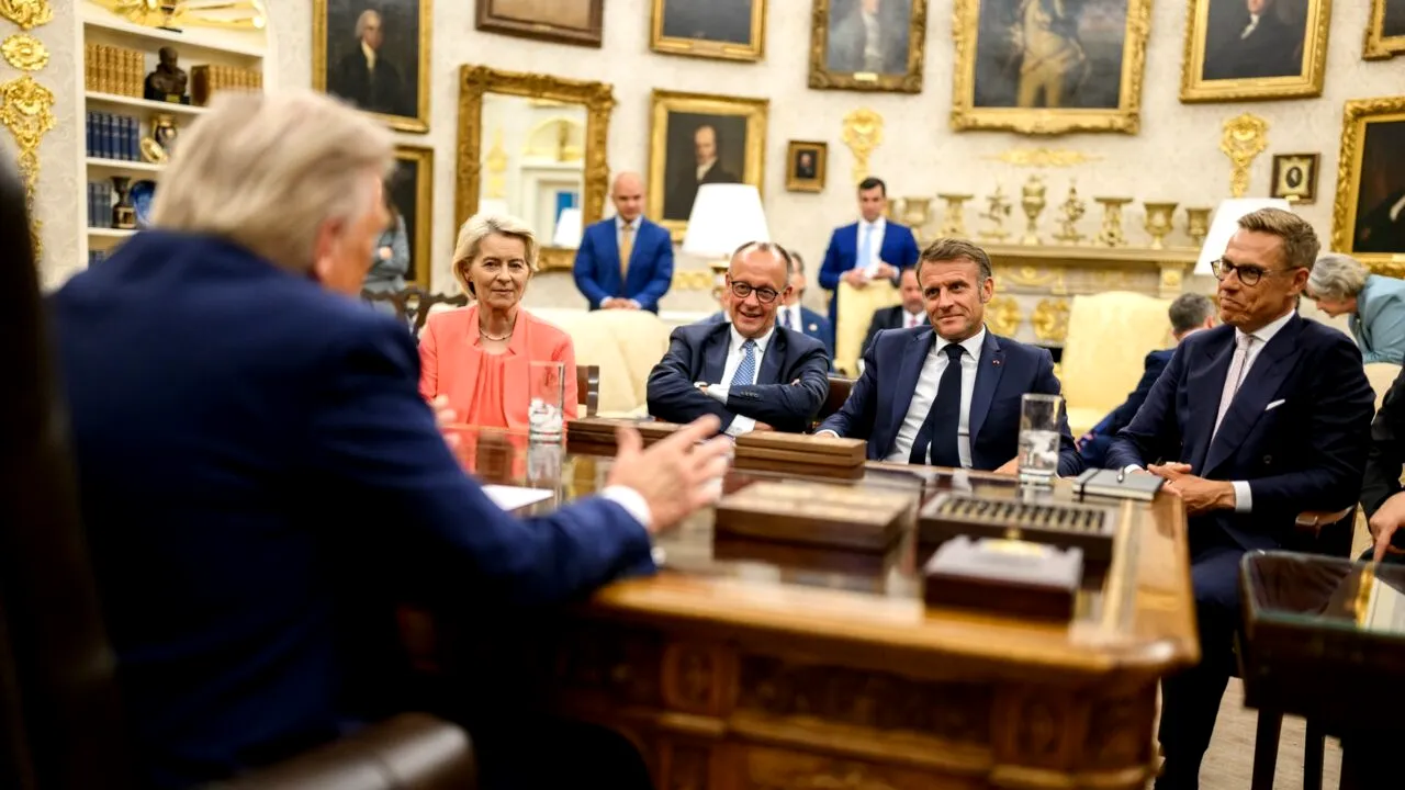 The Times: Trump doar vorbește, nu va trimite trupe în Ucraina /Pare să îl susțină pe Zelenski, de fapt, le transmite EUROPENILOR că este războiul lor