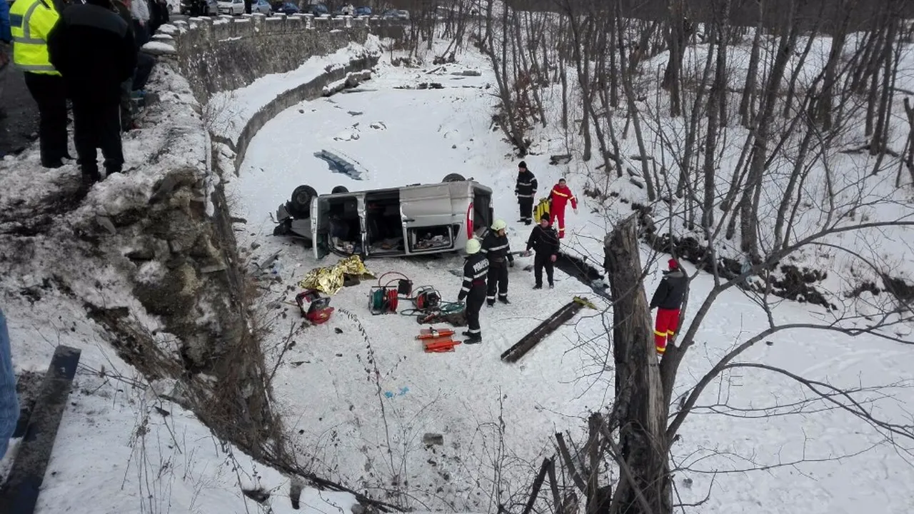 Grav accident pe DN1A, în Măneciu. Doi morți și patru răniți, după ce o mașină a căzut în râpă. VIDEO