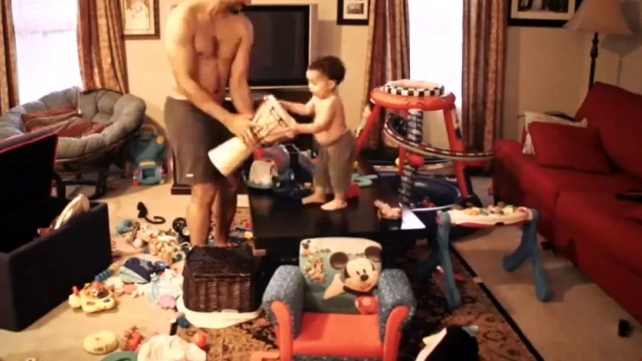 Când mama nu e acasă. Cum arată o sufragerie după o zi de joacă. VIDEO