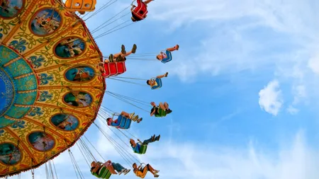 TRAGEDIE cumplită! O fetiță de 4 ani a murit spânzurată într-un parc de distracții. Cei care trebuiau sa aibă grijă, stăteau pe telefoane!