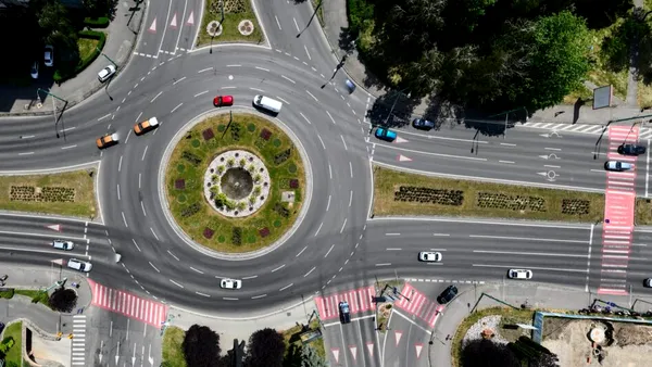 Aceasta este cea mai frecventă greșeală făcută la sensuri giratorii, potrivit experților. A conduce pe stânga nu este calea corectă