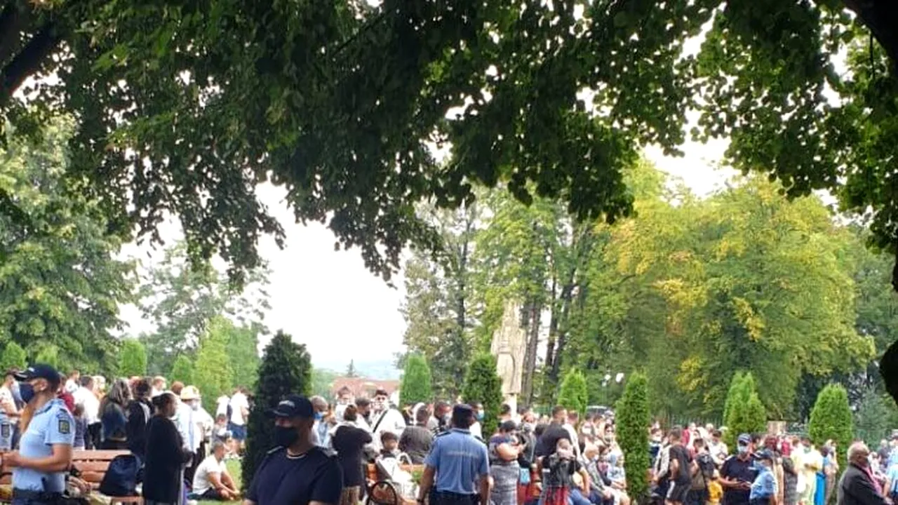 Mii de oameni au luat cu asalt Mănăstirea Curtea de Argeş. Credincioșii, dezamăgiți că moaştele Sfintei Filofteia n-au mai fost scoase în procesiune (VIDEO)