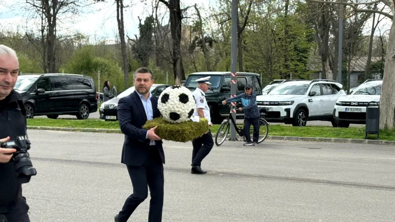 Ciprian Ciucu l-a omagiat pe Mircea Lucescu. Ce coroană specială a adus edilul la Arena Națională