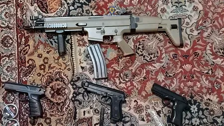 Au cumpărat arme de pe net și le-au primit prin curier. Polițiștii le-au bătut la ușă pentru percheziții