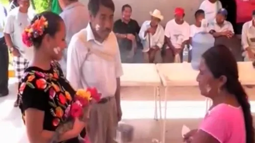 Nuntă neobișnuită în Mexic. Un primar s-a „însurat cu un crocodil