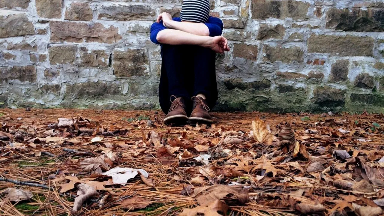 DISTANȚARE SOCIALĂ. Lipsa afecțiunii unui partener și a contactelor sexuale, principalele provocări cu care s-au confruntat tinerii în timpuri de #coronacriza (studiu)