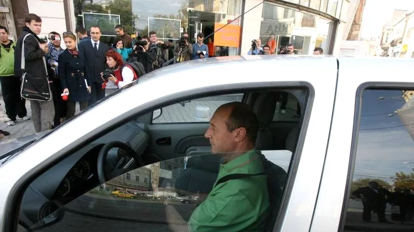 Traian Băsescu a fost implicat într-un accident rutier ușor. FOTO