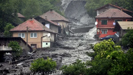 Inundații în Serbia și Bosnia. Autoritățile refuză să dezvăluie numărul morților.
