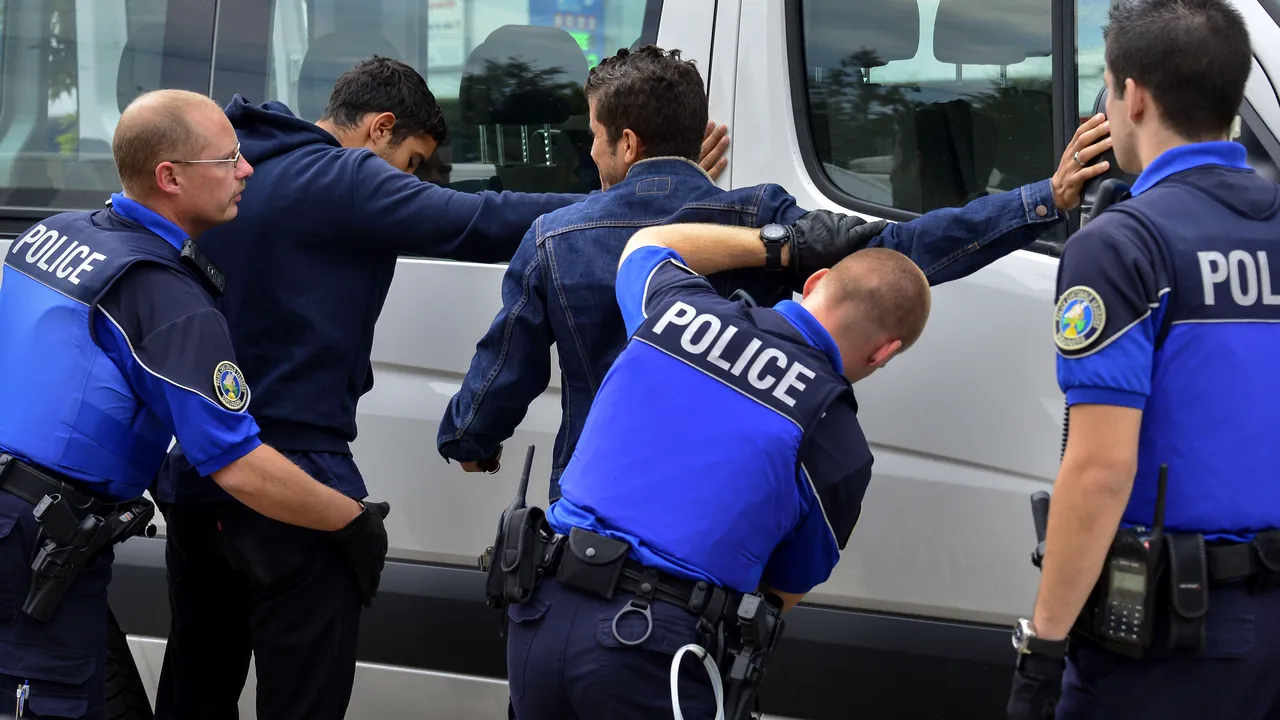 Germanii retrag averile din Elveția, traversând granița cu banii ascunși în scutece sau în lenjeria intimă