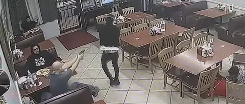 Un hoț a fost împușcat mortal de un client într-un restaurant din Texas. Imaginile au fost surprinse de camerele de supraveghere | VIDEO