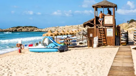 Doi turiști au furat 40 de kilograme de nisip de pe o plajă și acum riscă șase ani de închisoare