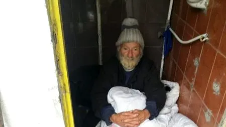 Drama unui pensionar din Iași. Are 11 copii mari, dar a ajuns să doarmă într-o toaletă din centrul orașului. “Nu ține la mine niciunul. Soția îmi oprește pensia. Sper să trec de iarnă”