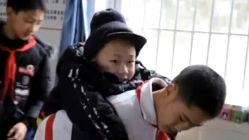 Dovada adevăratei prietenii. Un băiat de 12 ani îl cară în spate pe amicul său care nu poate merge - VIDEO