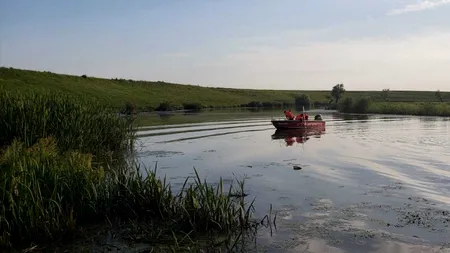 Un bărbat din Gorj a fost salvat de la înec de către pompieri, după ce a rămas blocat în mijlocul Jiului