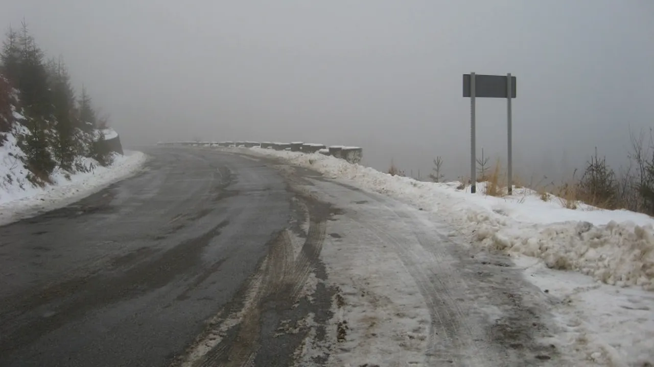 Bărbat recuperat de salvamontiști după ce a stat câteva ore înzăpezit cu mașina pe Transalpina
