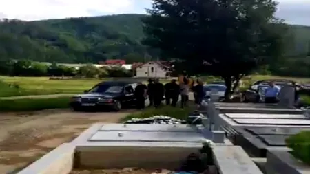 ULUITOR. Familia care a desigilat sicriul unui mort de COVID-19: „Uitaţi, oameni buni, ce legi sunt!”