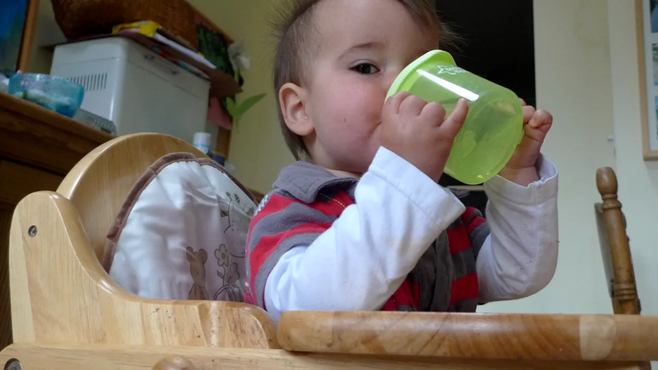 De ce nu trebuie să le dăm bebelușilor să bea apă. Consumul le poate fi fatal