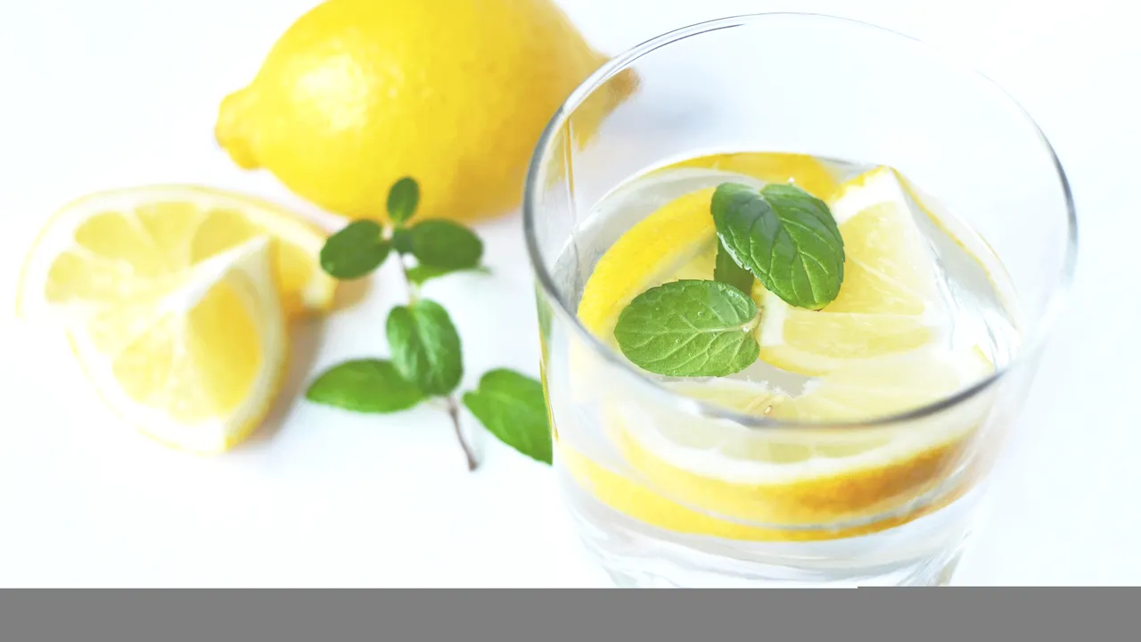 De ce nu trebuie să pui lămâie în apa plată