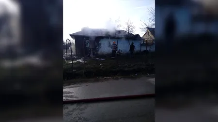 FOTO - Nenorocire în Dâmbovița. Și-au pierdut copilul, în prag de sărbători. Micuțul a fost găsit fără viață, în casa cuprinsă de foc