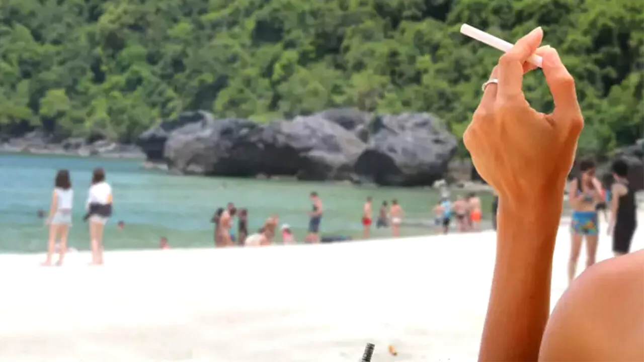 Amendă de 10.000 lei pentru turiștii care fumează pe plajă. Stațiunea în care a fost luată această decizie