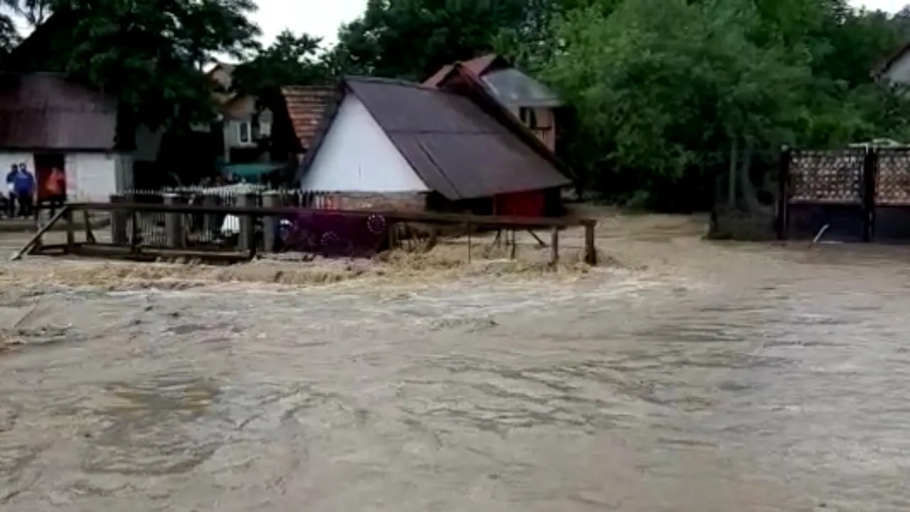 Avertisment al hidrologilor. Cod portocaliu de viituri pe râuri în mai multe județe, până marţi noapte