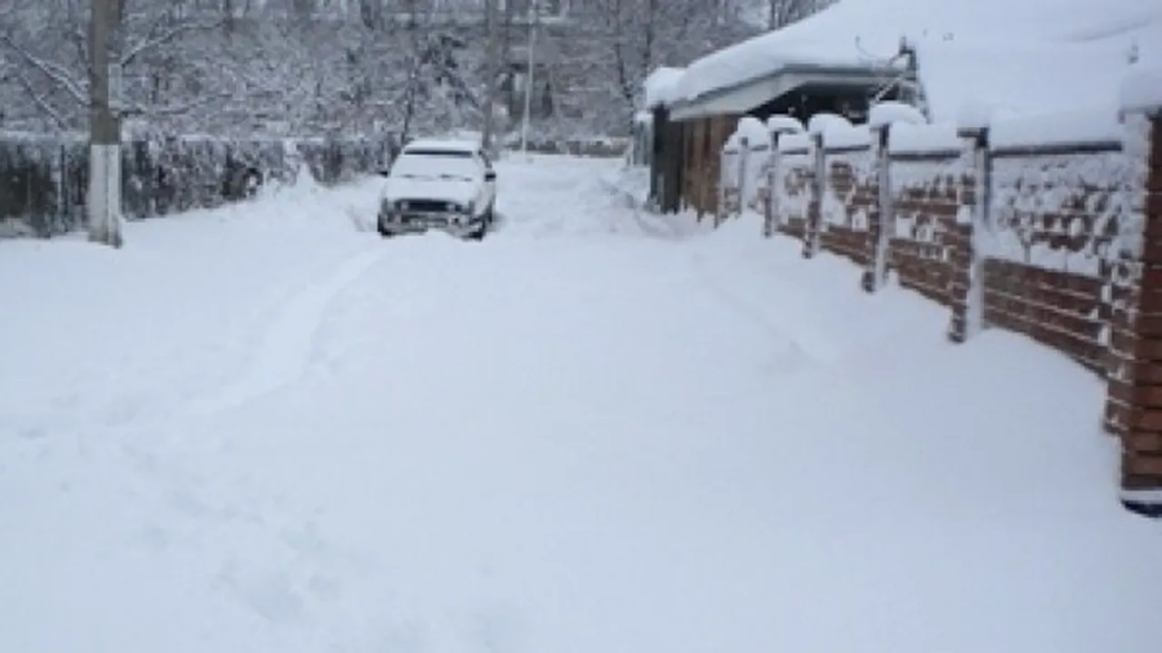 Zeci de localități din Republica Moldova, sub nămeți