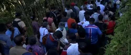Mii de oameni din Sri Lanka au sfidat restricțiile impuse de pandemie pentru a primi un sirop anti-Covid, oferit de un om sfânt