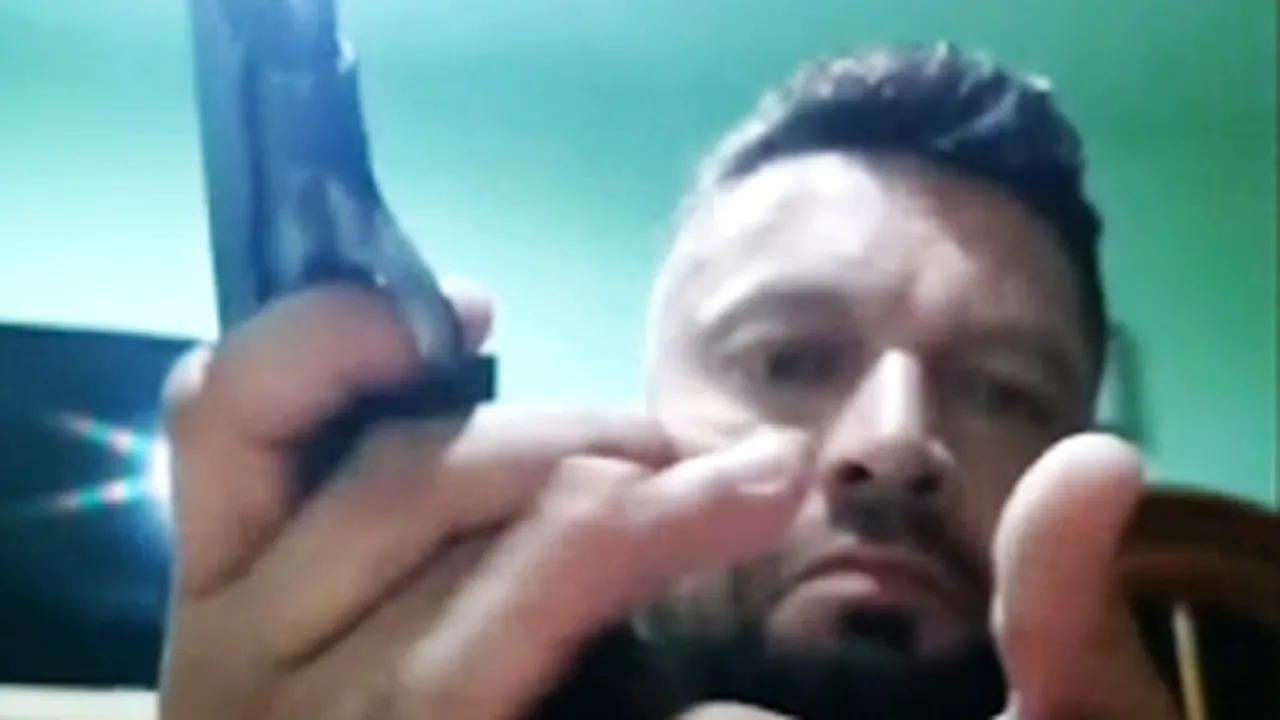 Pistolul și grenada temutului Dragoș Turcu, găsite în grădina unui complice. Interlopul îl amenințase cu moartea pe șeful IPJ Dâmbovița