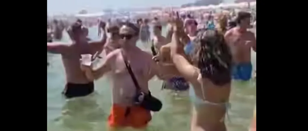 VIDEO. Distracție „românească” la Eforie. Un bărbat a intrat cu boxa în mare. Ritmurile de manele au atras mai mulți turiști
