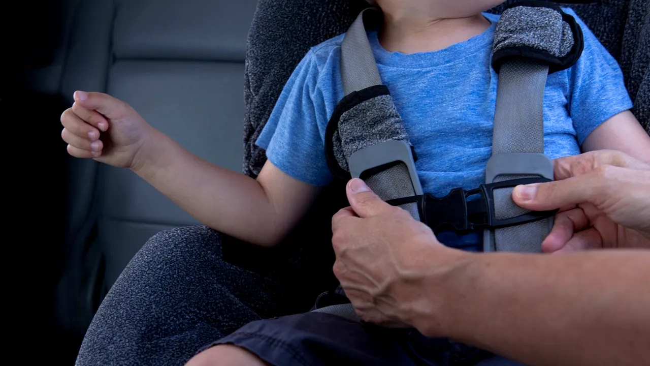 Un copil de 3 ani a MURIT după ce mama sa l-a uitat în mașină, timp de șase ore, la o temperatură de 27 de grade Celsius