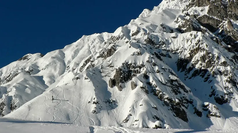 Turiștii care urcă în Munții Făgăraș, avertizați de salvamontiști asupra riscului de avalanșe