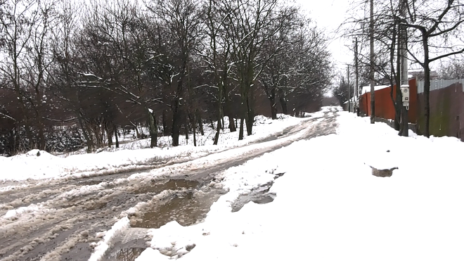 Troiene uriașe de zăpadă și șanțuri pline de noroi în Chitila Triaj, cartierul de la marginea Sectorului 1 al Capitalei