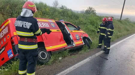 Mașina pompierilor din Galați a intrat în șanț