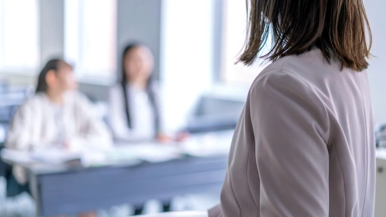 Profesoară de biologie din Iași, prinsă de elevi pe un site de VIDEOCHAT, și-a dat demisia. La titularizare a luat nota 9.73