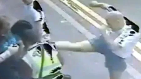 VIDEO: Ce a pățit un polițist din Marea Britanie pentru că a 