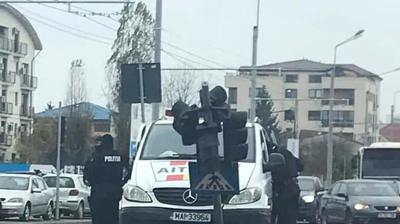 O dubă de la Serviciul pentru Acțiuni Speciale cu semnalele pornite, acroșată de un SUV în Capitală