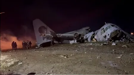 Scene incredibile în Bolivia. După prăbușirea unui avion cu bani, localnicii s-au pus pe strâns bancnotele, printre cadavre și rămășițele aeronavei