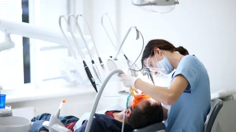 Românii consideră un LUX mersul la dentist. „Când m-a durut, mă clăteam cu sare în gură”