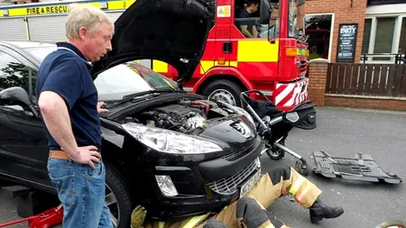 Cum a fost salvată o pisică de sub capota unei mașini