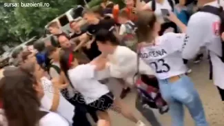 VIDEO | Bătaie între două eleve din Buzău. Imagini șocante cu fetele, care sunt încurajate de colegi