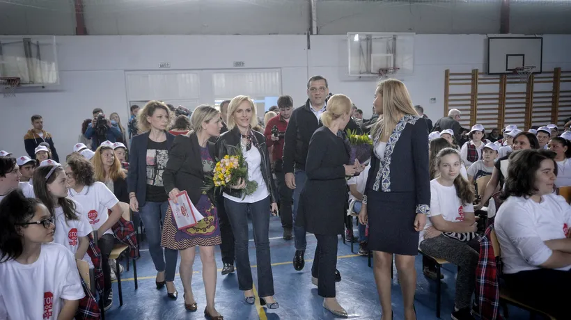 Profesoara care a criticat vizita Gabrielei Firea într-o școală din București a fost dată afară: „Au primit-o cu flori în mâini, ca-ntr-un show comunistoid grotesc